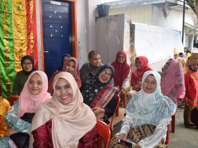 Foto bersama orangtua dan siswa