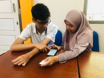 Peserta didik mengisi lembar survey