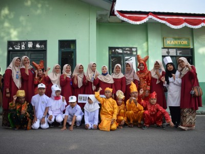 Kepala Sekolah bersama Majelis Guru dan Siswa