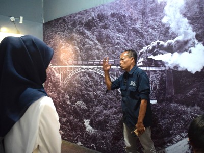 Pemandu Menjelaskan Sejarah Kereta Api