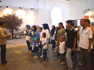 Pemandu Menjelaskan Sejarah gudang ransoem dan IPTEK Center kepada siswa dan orang tua